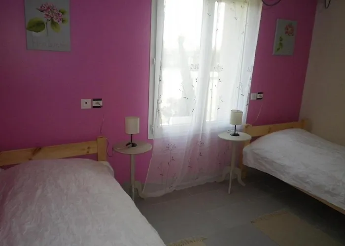 Spacieux Avec Terrain Clos, Terrasse, 4 Chambres, Animaux Acceptes, Pres De - Fr-1-376-104 *